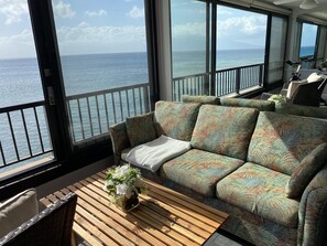 智能电视、乒乓球、书、音乐库