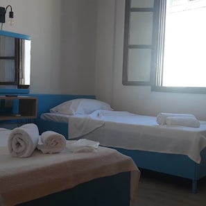 Economy kamer, uitzicht op stad | Verduisterende gordijnen, babybedden, gratis wifi