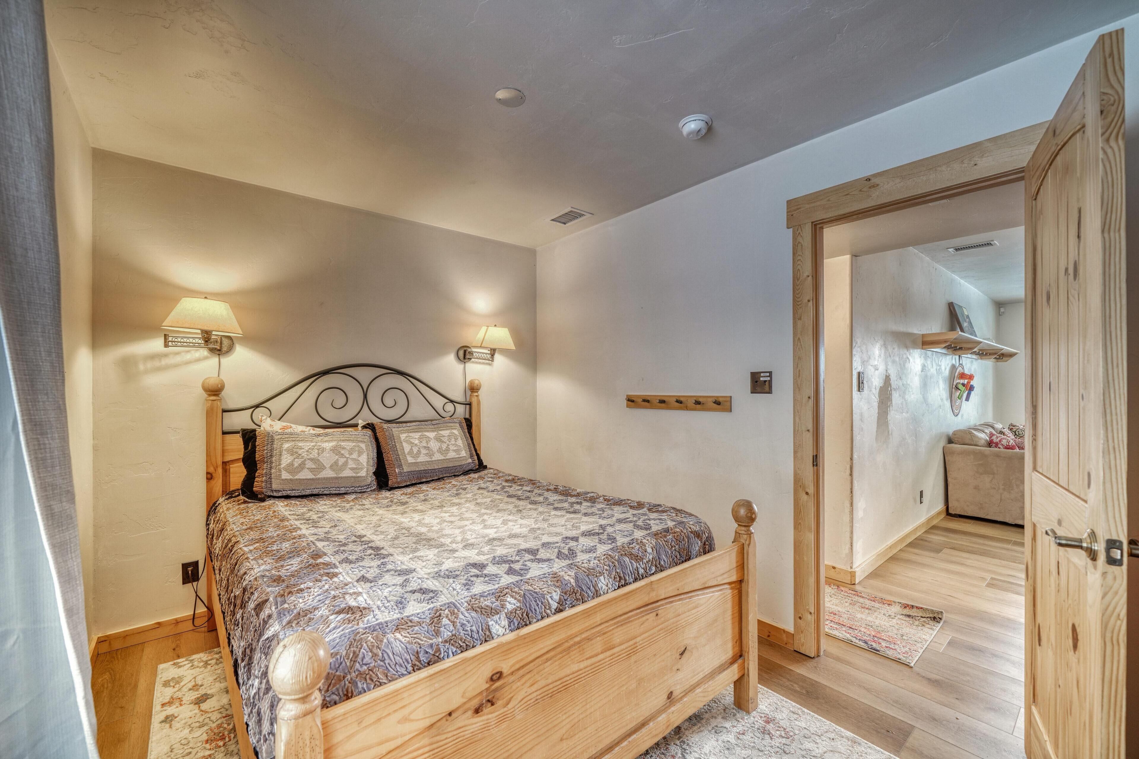 5 bedrooms, iron/ironing board, free WiFi, bed sheets