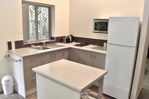 Réfrigérateur, micro-ondes, four, cafetière/bouilloire