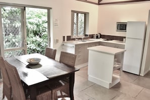 Frigorifero, microonde, forno, macchina per tè/caffè