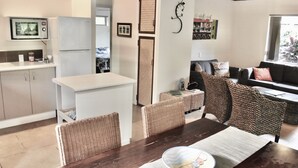 Un espai vital compacte amb petita cuina, zona de dinar i zona de seients.