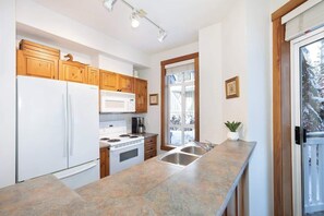 Réfrigérateur, four à micro-ondes, un four, surface de cuisson