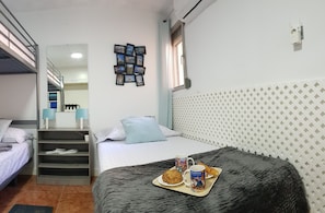 2 chambres, coffres-forts dans les chambres, fer et planche Ă repasser