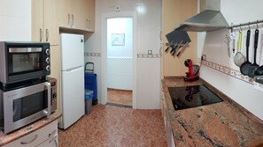 Frigorifero, microonde, forno, piano cottura