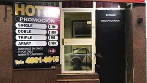 Hotelli nimeltä HOTEL LUA, jonka julkisivussa on kyltti, jossa on lueteltu huoneiden hinnat ja hotellin tarjoamat palvelut.
