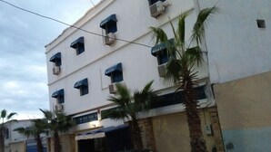 Unclassified image, 5 of 12, button - Hôtel le V. Rocher (Ain Smara)