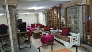 Unclassified image, 2 of 12, button - Hôtel le V. Rocher (Ain Smara)