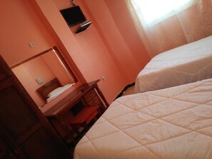 Muebles diferentes, escritorio y espacio para trabajar con laptop 