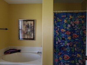 Ducha y bañera combinadas y toallas