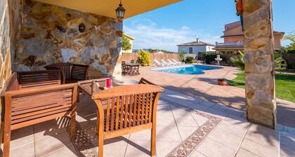 Club Villamar - Grande villa avec piscine privée, terrasse extérieure située dans un quartier tra...