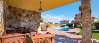 Club Villamar - Grande villa avec piscine privée, terrasse extérieure située dans un quartier tra...