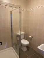 Apartment, 3 Bedrooms | Bathroom | Hair dryer, towels, toilet paper