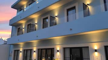 Fassade der Unterkunft – Abend/Nacht