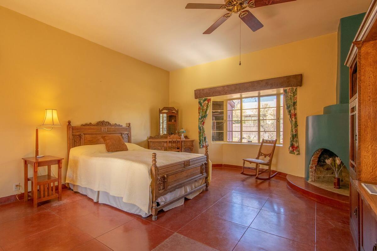 Deluxe Triple Room | Laptop workspace, blackout drapes, iron/ironing board, WiFi (free)