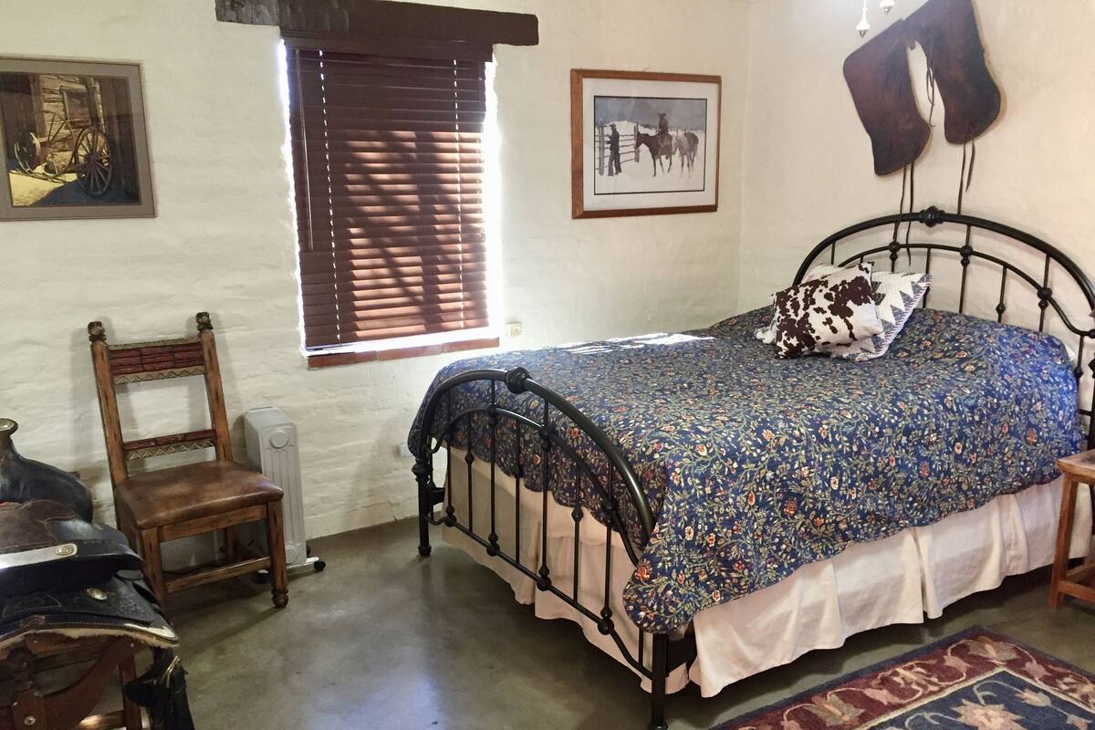 Signature Room, Non Smoking, Courtyard View | Laptop workspace, blackout drapes, iron/ironing board, WiFi (free)