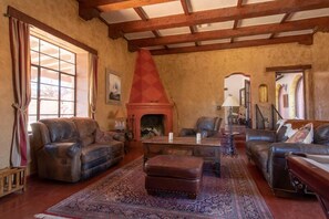 บ้านพักเอ็กซ์คลูซีฟ | บริเวณนั่งเล่น | เตาผิง