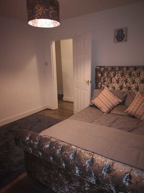 Blackout drapes, iron/ironing board, free WiFi, bed sheets - Stylish apartment 20a Victoria ave (Prestatyn)