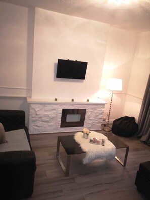 Flat-screen TV - Stylish apartment 20a Victoria ave (Prestatyn)