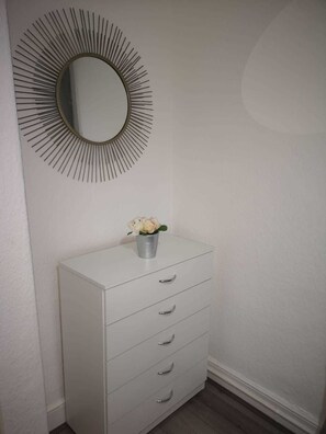 遮光布/窗簾、熨斗/熨衣板、免費無線上網、床單