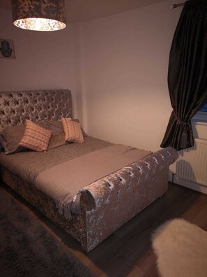 Blackout drapes, iron/ironing board, free WiFi, bed sheets - Stylish apartment 20a Victoria ave (Prestatyn)