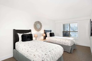 2 bedrooms, iron/ironing board, WiFi, bed sheets - Bright condo w/ ski access & pool (Whistler)