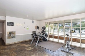 Fitness facility - Bright condo w/ ski access & pool (Whistler)