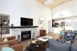 Televisión, chimenea y oficina 