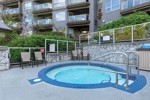 Outdoor spa tub - Bright condo w/ ski access & pool (Whistler)