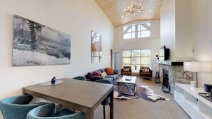 Televisión, chimenea y oficina 