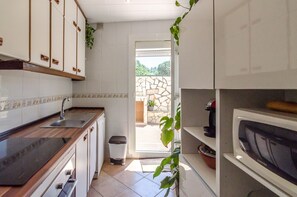 Jääkaappi, mikroaaltouuni, uuni, liesi