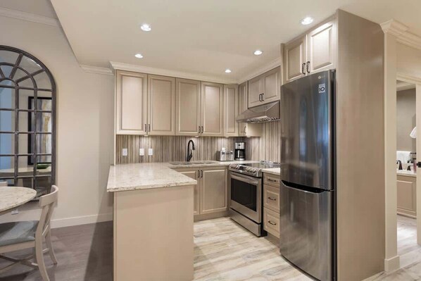 Kühlschrank, Mikrowelle, Ofen, Herdplatte