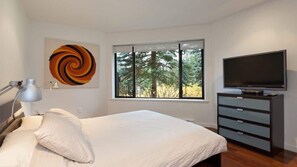 2 bedrooms, desk, iron/ironing board, WiFi