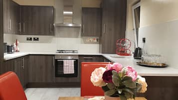 Full-size fridge, microwave, oven, cookware/dishes/utensils