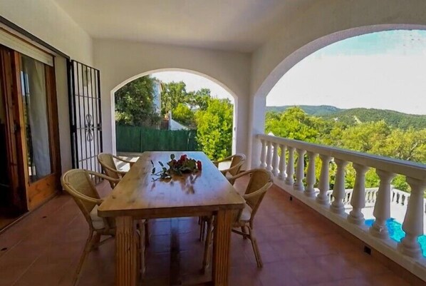 Outdoor dining