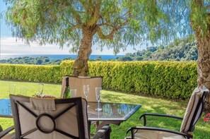 Outdoor dining - Club Villamar - Charming villa with private swimming pool, located in a private urbanization with... (Tossa de Mar)
