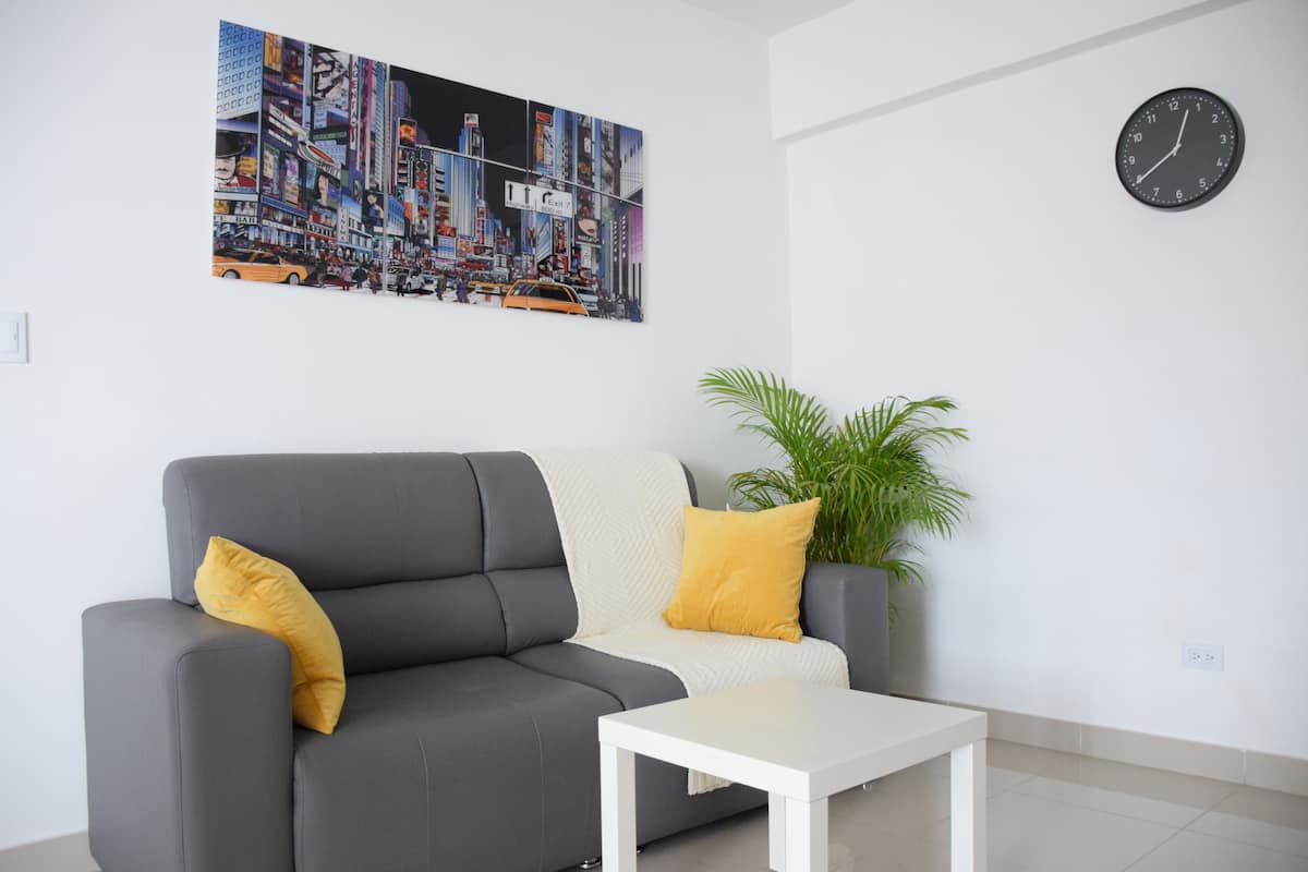 Departamento Confort, vista a la ciudad | Sala de estar | Televisión LED de 40 pulgadas con canales por cable y televisión
