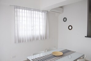 Apartamento conforto, vista para a cidade | Opções para refeição no quarto