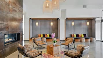 Un salon moderne avec des canapés en cuir, une table basse et une cheminée.
