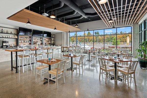 Serves lunch, dinner, and happy hour