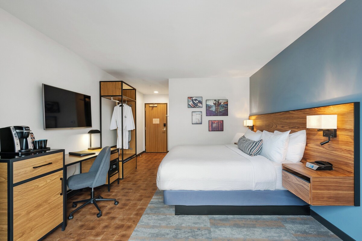 Standard Room, 1 King Bed | Pillowtop beds, in-room safe, desk, laptop workspace