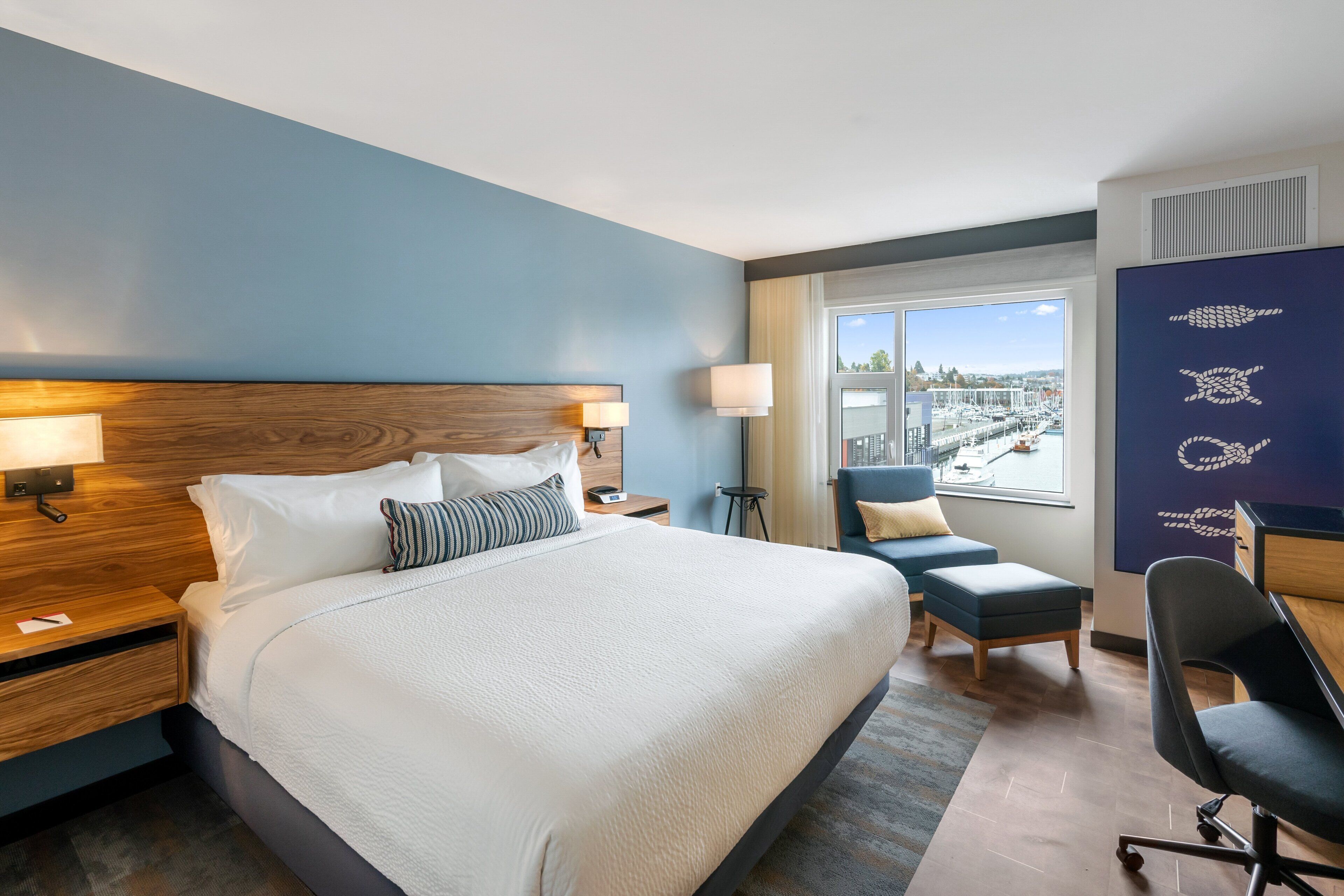 أسرّة بطبقة علوية مريحة وخزنة داخل الغرفة ومكتب