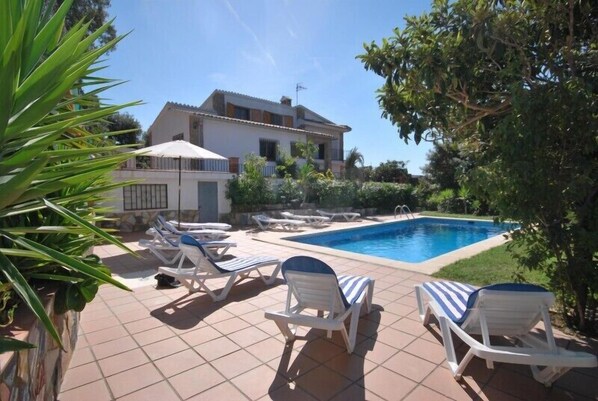 Pool - Club Villamar - A fantastic, fully detached villa close to the Mediterranean Sea for 14 people. (Lloret de Mar)