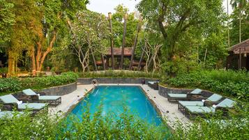 2 hồ bơi ngoài trời