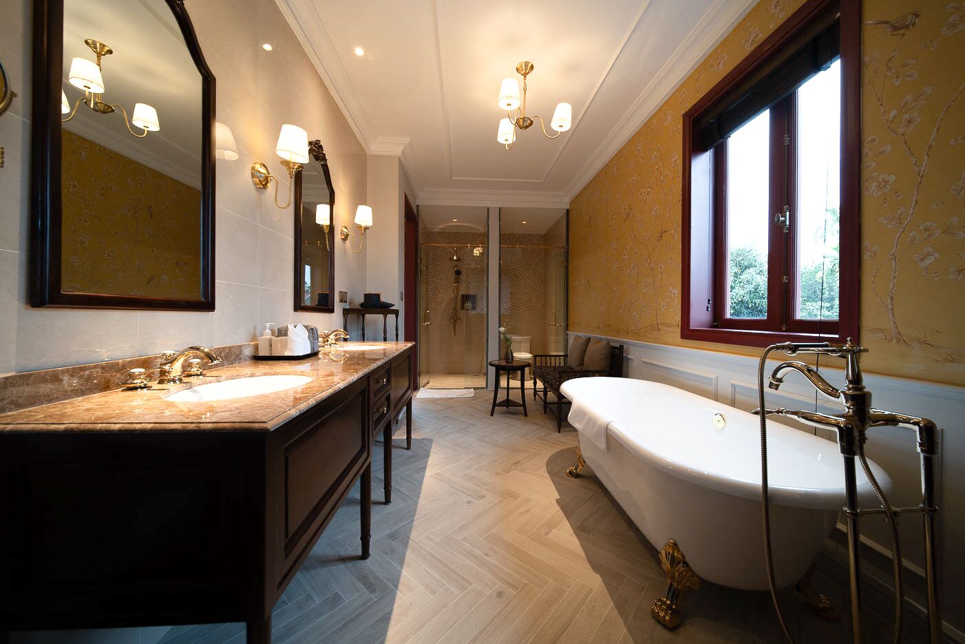 Un bagno spazioso con un ampio lavabo, una vasca da bagno indipendente e un grande specchio.