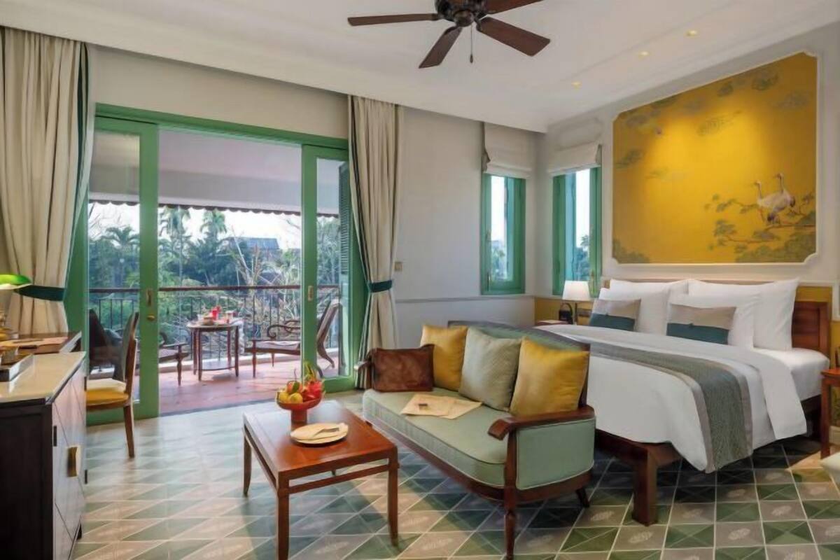 Premium bedding, pillow-top beds, minibar, in-room safe