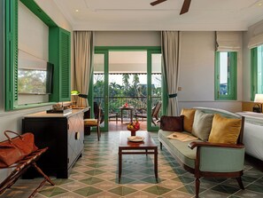 Dobbeltrom, hageutsikt (Gustave Eiffel) | Oppholdsområde | En 43-tommers Flatskjerm-TV med kabel-kanaler samt TV og bøker