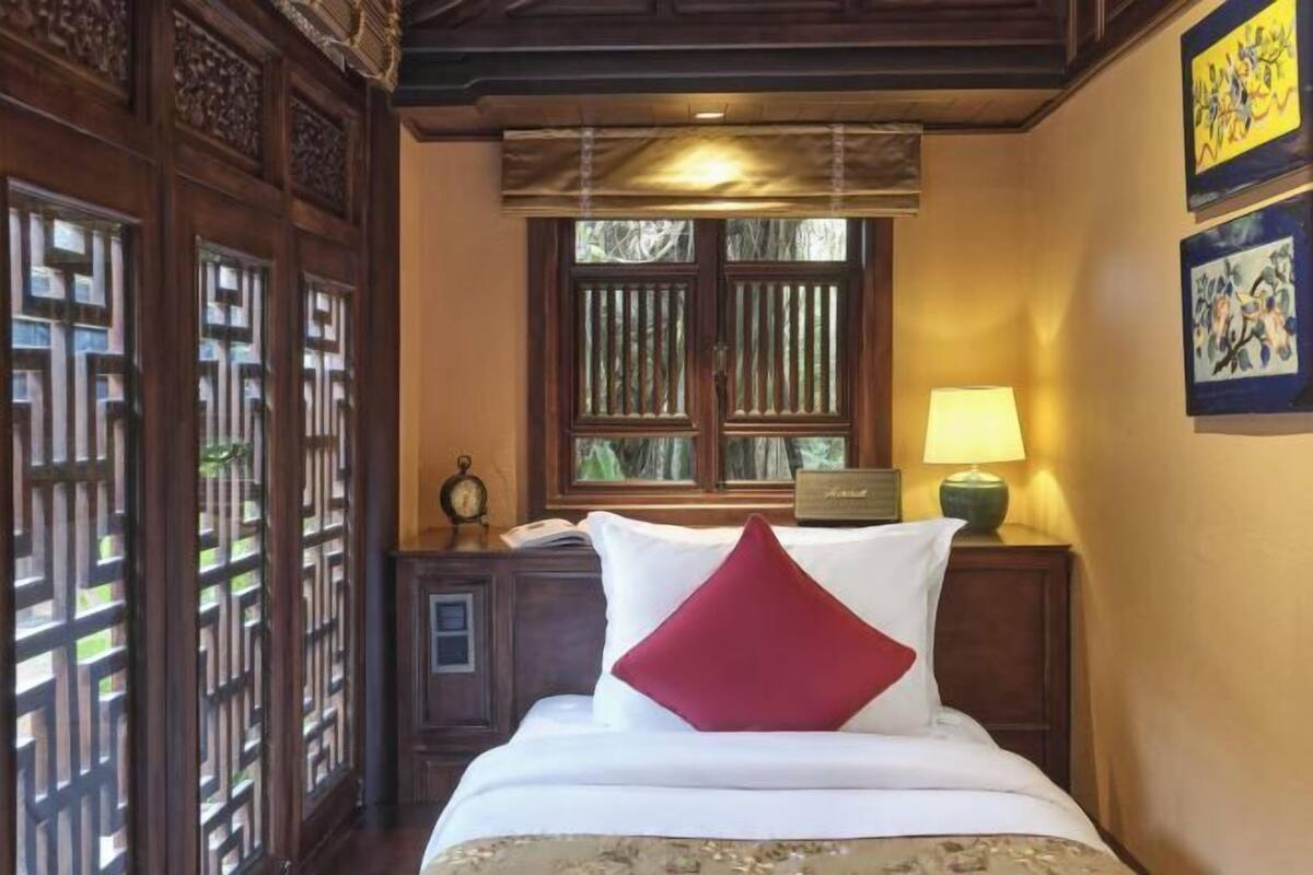 Premium bedding, pillow-top beds, minibar, in-room safe