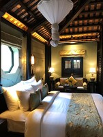 Deluxe Suite (Ngu Binh) | Peralatan tempat tidur premium, tilam berlapik, bar mini