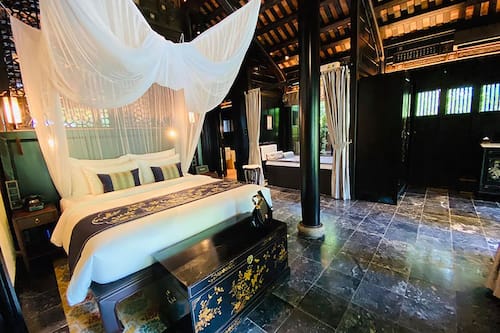 Executive Suite (Bach Ma)